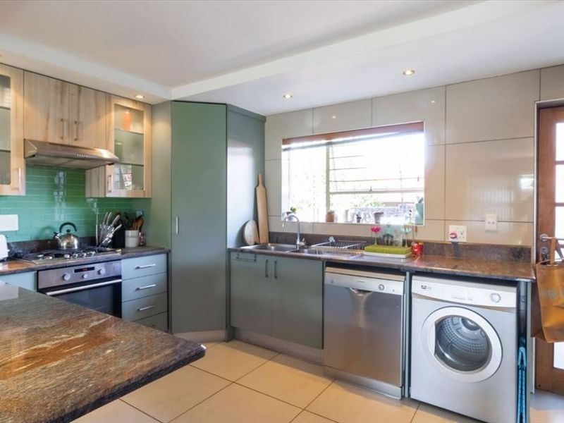 Modern Luxury Awaits   - Photo 3
