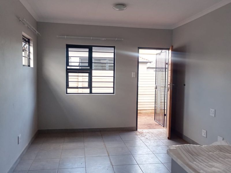 Charming 2 bed home in Protea Glen - Photo 6