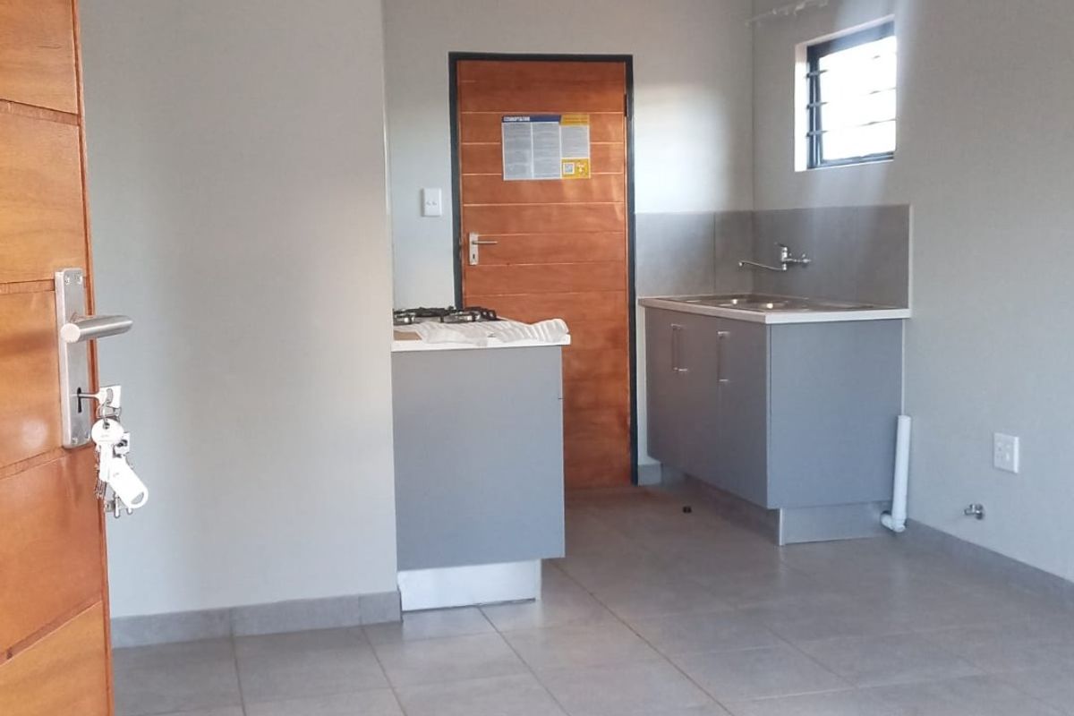 Charming 2 bed home in Protea Glen - Photo 2
