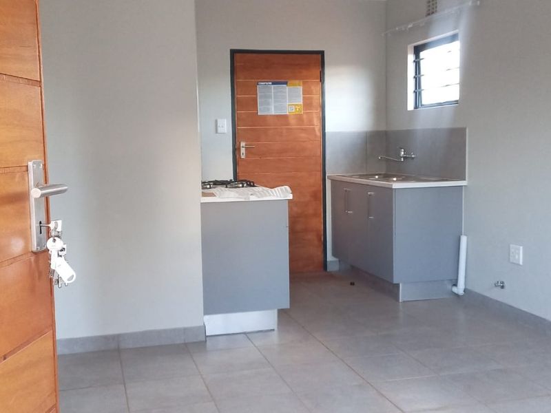 Charming 2 bed home in Protea Glen - Photo 2