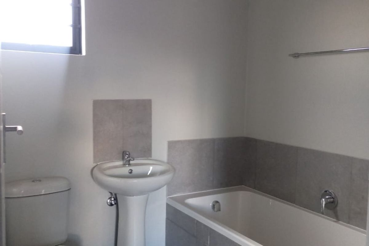 Charming 2 bed home in Protea Glen - Photo 4