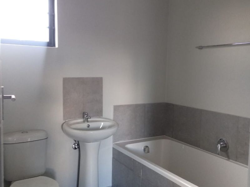 Charming 2 bed home in Protea Glen - Photo 4