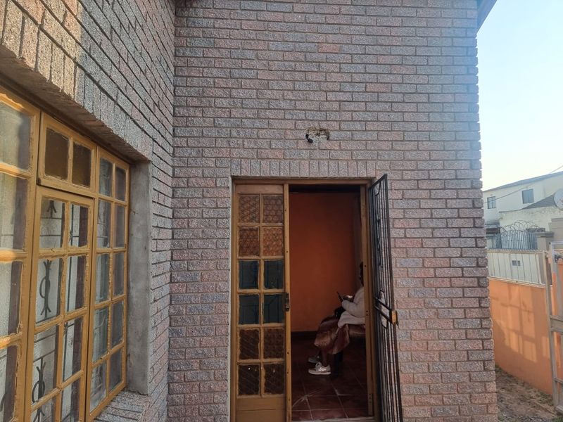 LOCATION IS EVERYTHING - NEWLY LISTED - DONT LET THIS PROPERTY PASS YOU BY!! - Photo 2
