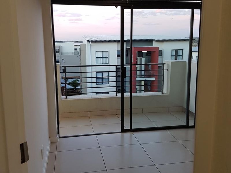 Modern apartment in secure estate! - Photo 6