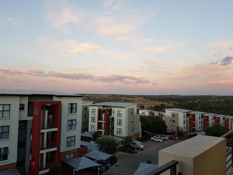 Modern apartment in secure estate! - Photo 2