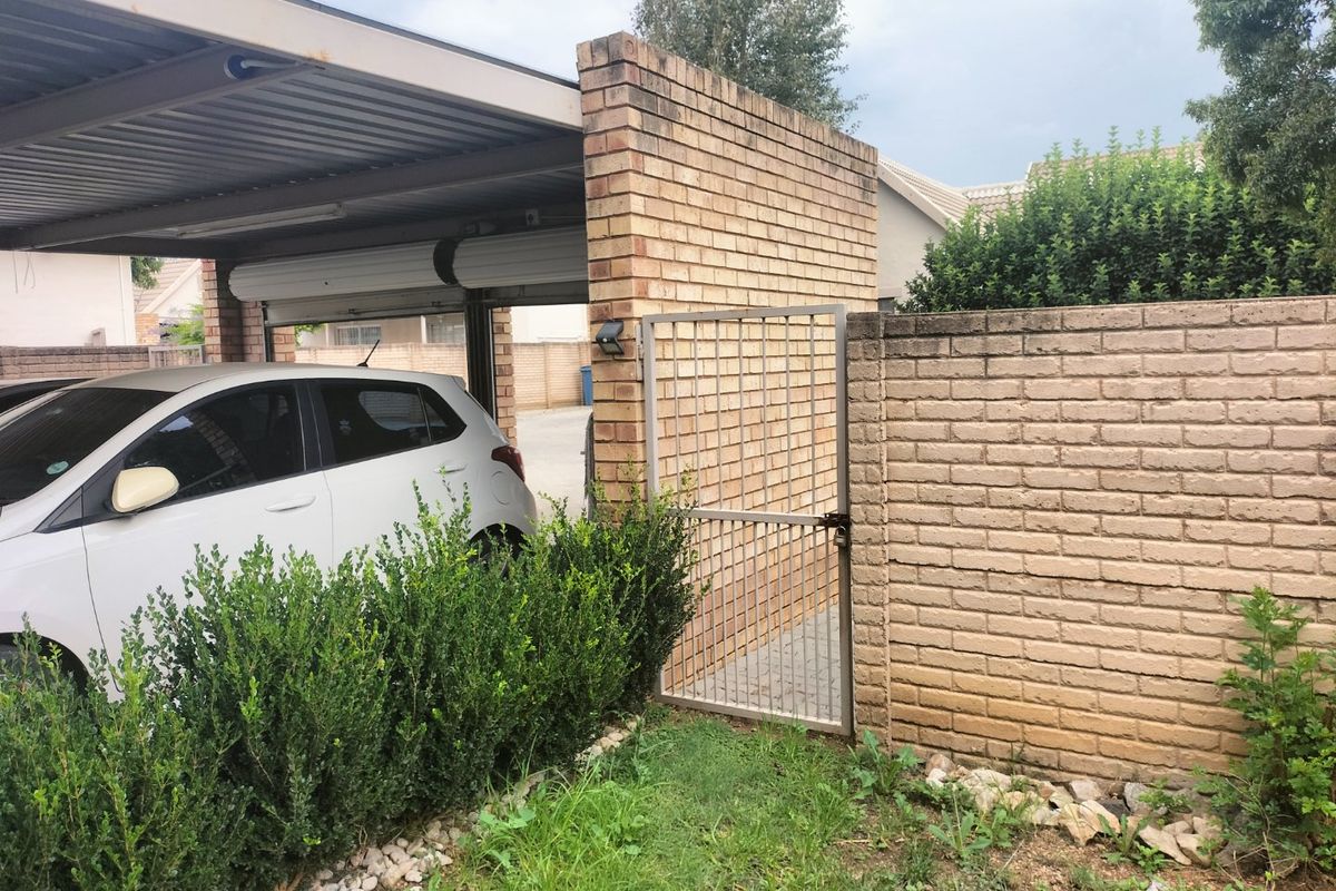 Comfortable 3-bedroom townhouse with wrap around garden.   - Photo 4