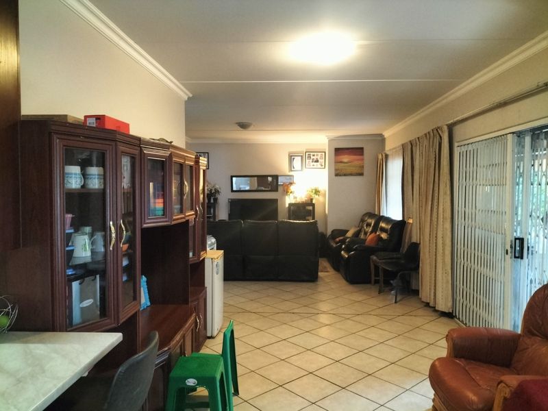 Comfortable 3-bedroom townhouse with wrap around garden.   - Photo 9
