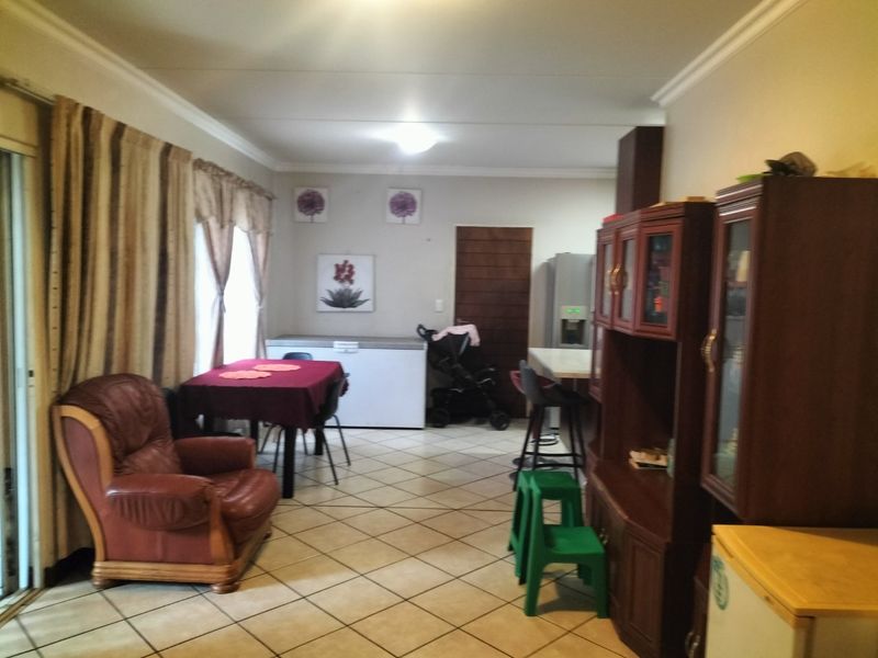 Comfortable 3-bedroom townhouse with wrap around garden.   - Photo 7