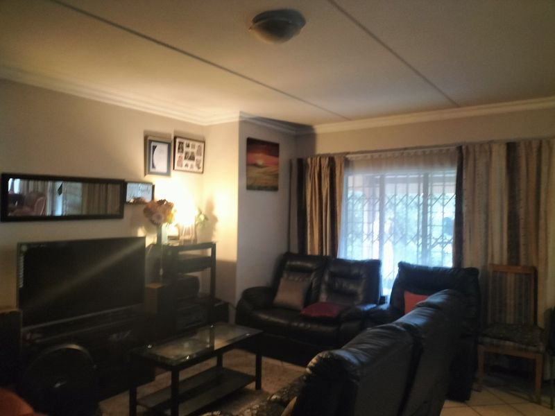 Comfortable 3-bedroom townhouse with wrap around garden.   - Photo 6