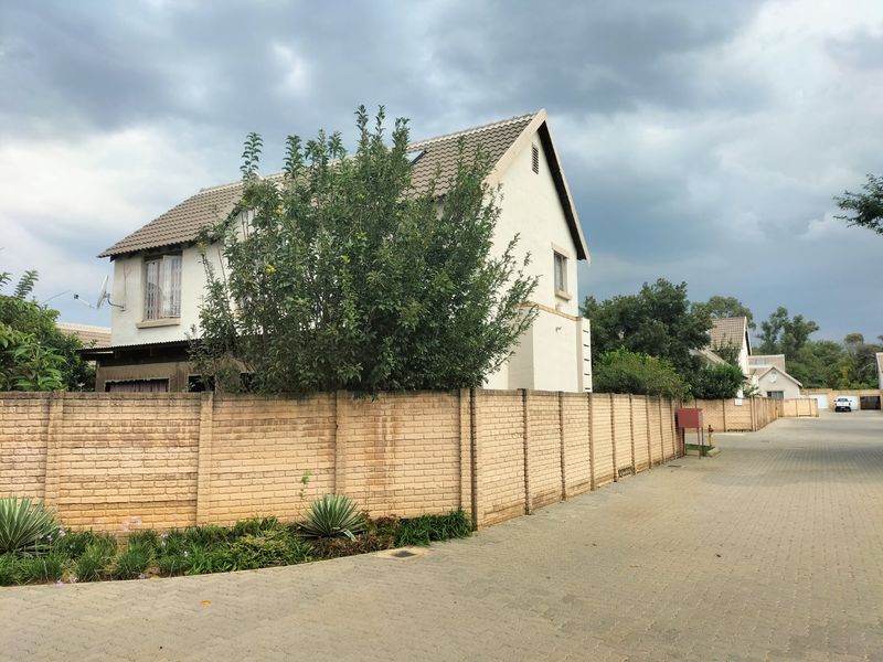 Comfortable 3-bedroom townhouse with wrap around garden.   - Photo 2