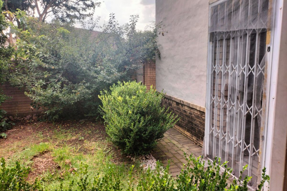 Comfortable 3-bedroom townhouse with wrap around garden.   - Photo 5
