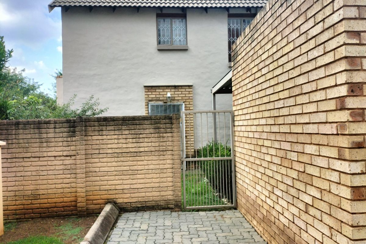 Comfortable 3-bedroom townhouse with wrap around garden.   - Photo 3