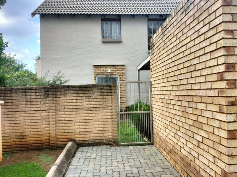 Comfortable 3-bedroom townhouse with wrap around garden.   - Photo 3