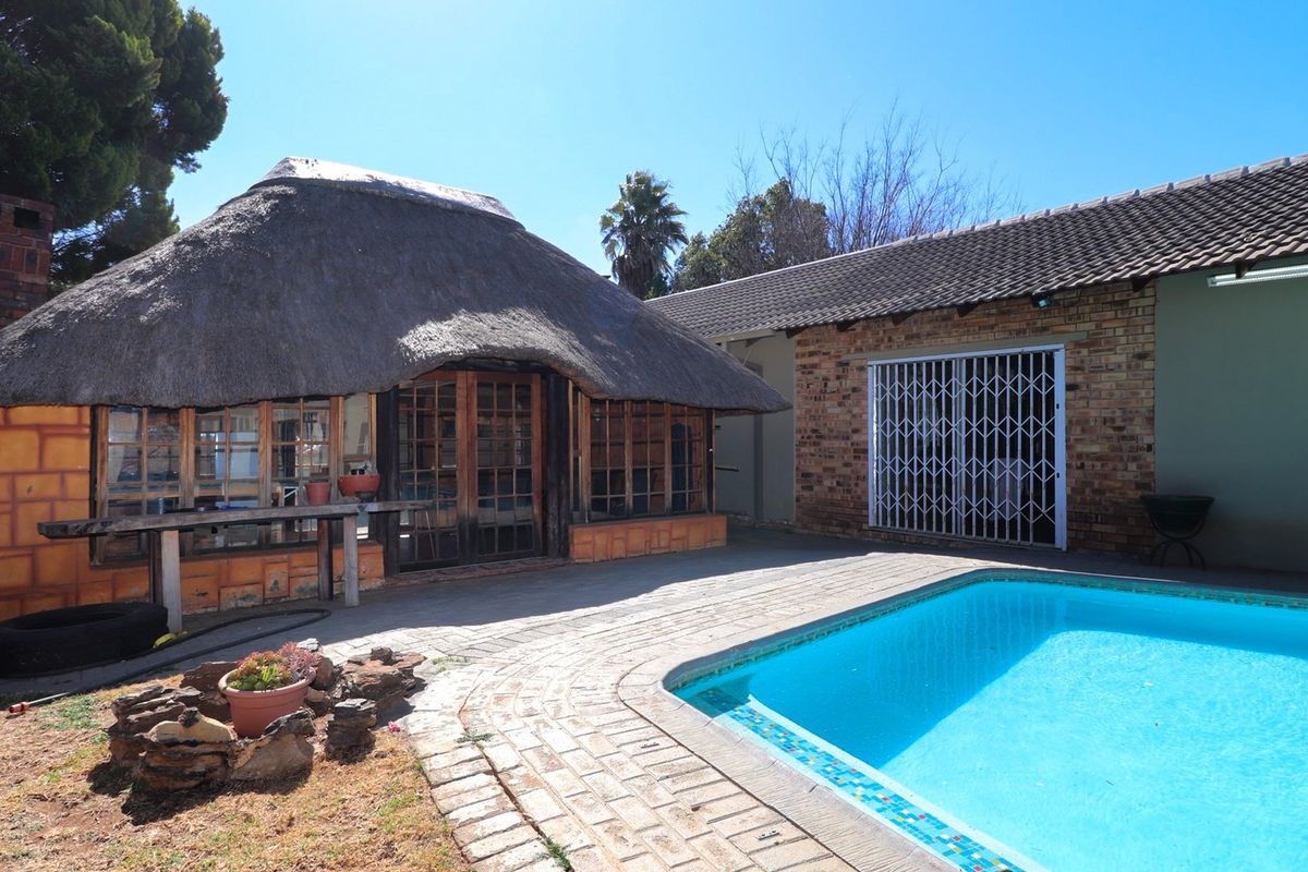Spacious Family Home with Flatlet, Pool & Versatile Office/Recreation Space - Photo 2