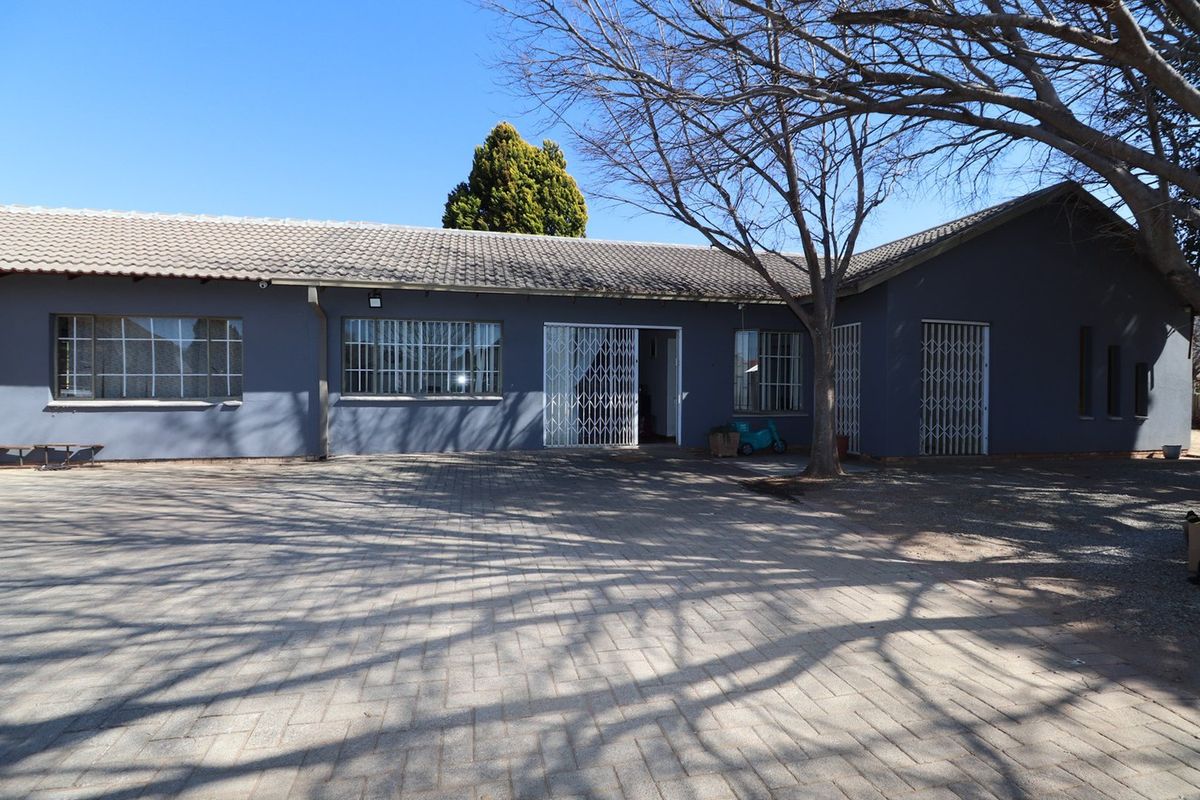 Spacious Family Home with Flatlet, Pool & Versatile Office/Recreation Space - Photo 5