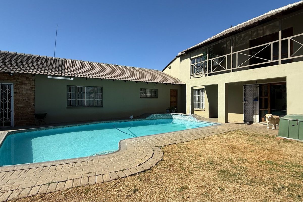 Spacious Family Home with Flatlet, Pool & Versatile Office/Recreation Space - Photo 3