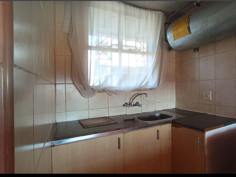 Spacious two-bedroom apartment situated in Silverton  - Photo 3