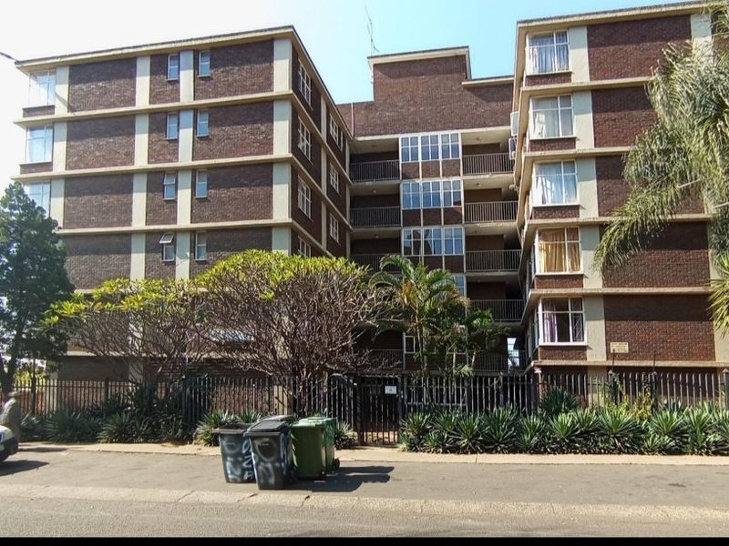 Spacious two-bedroom apartment situated in Silverton  - Photo 2