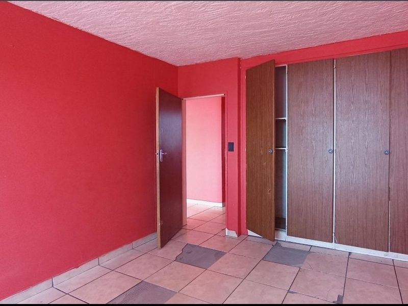 Spacious two-bedroom apartment situated in Silverton  - Photo 9