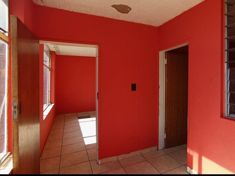 Spacious two-bedroom apartment situated in Silverton  - Photo 8