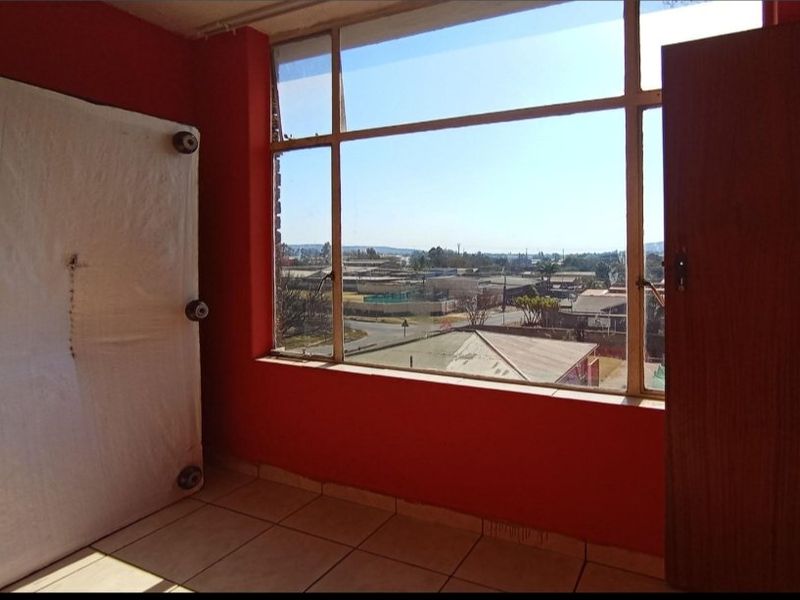 Spacious two-bedroom apartment situated in Silverton  - Photo 7
