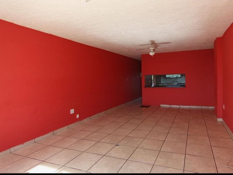 Spacious two-bedroom apartment situated in Silverton  - Photo 5