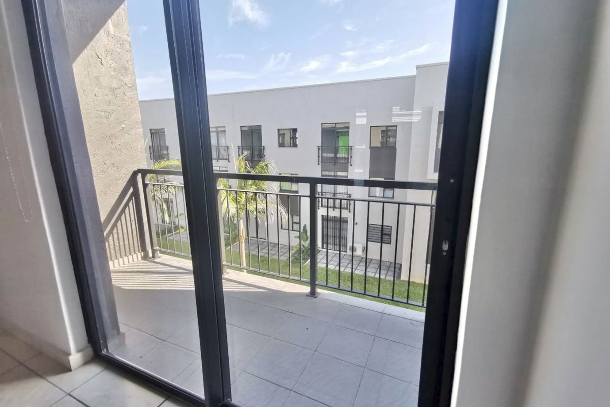 Neat apartment in secure estate - Photo 5