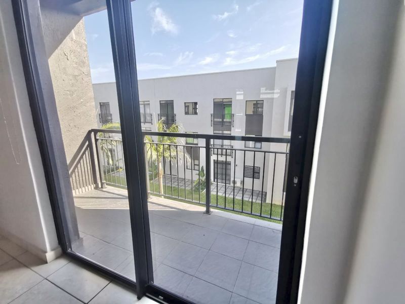 Neat apartment in secure estate - Photo 5