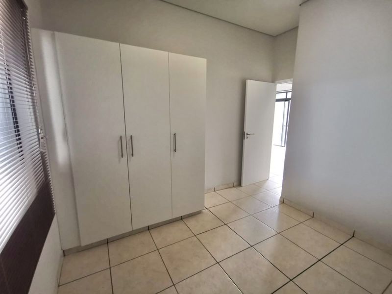 Neat apartment in secure estate - Photo 9