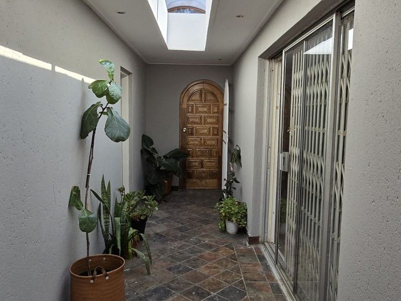 4 Bed House in Garsfontein for Sale - Photo 4