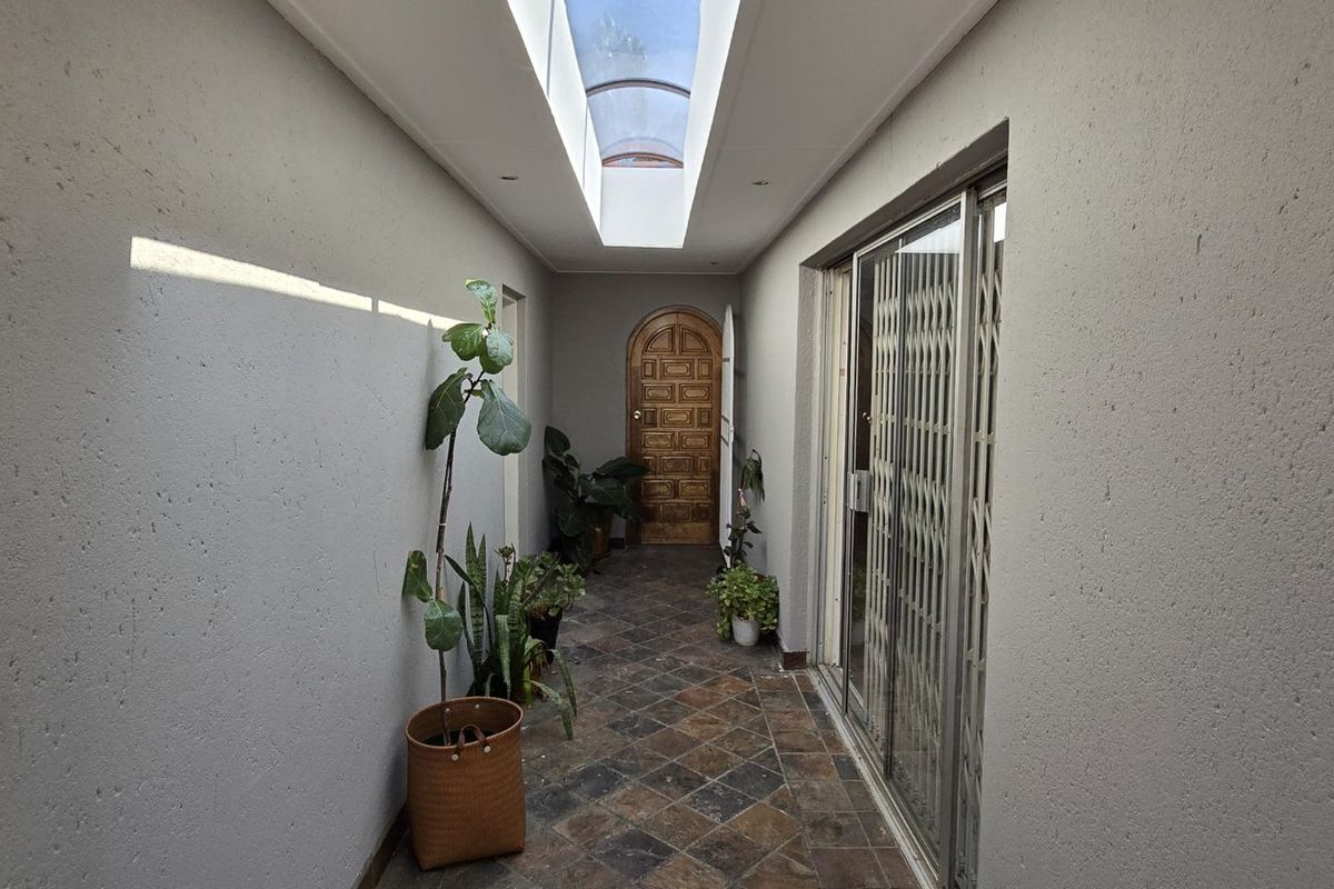 4 Bed House in Garsfontein for Sale - Photo 3