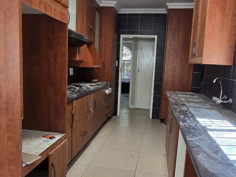4 Bed House in Garsfontein for Sale - Photo 8