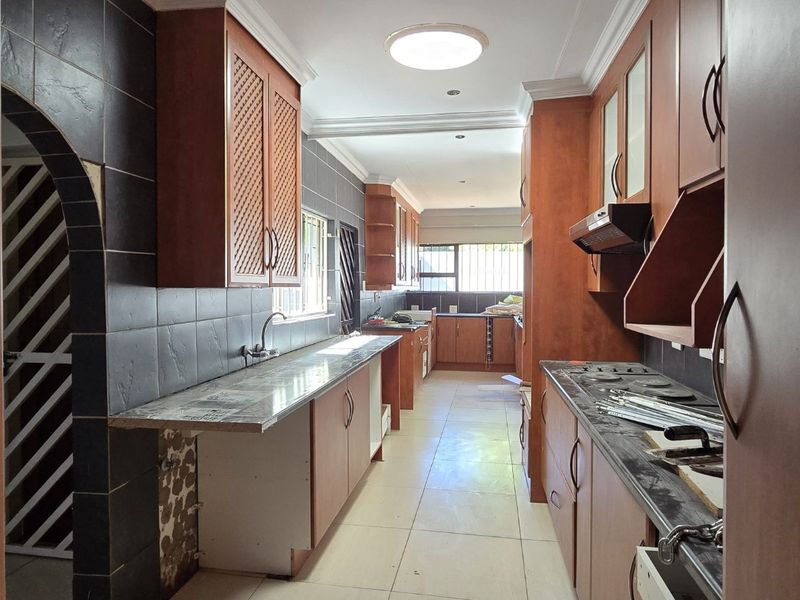 4 Bed House in Garsfontein for Sale - Photo 7