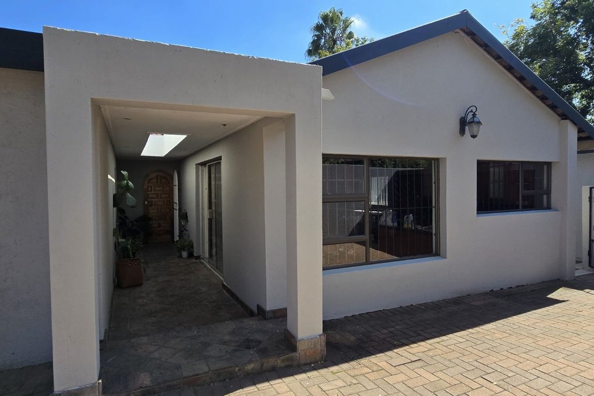 4 Bed House in Garsfontein for Sale - Photo 2