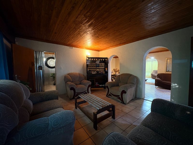 Spacious Double-Storey Home with Pool in Elandia – Room for the Whole Family - Photo 4