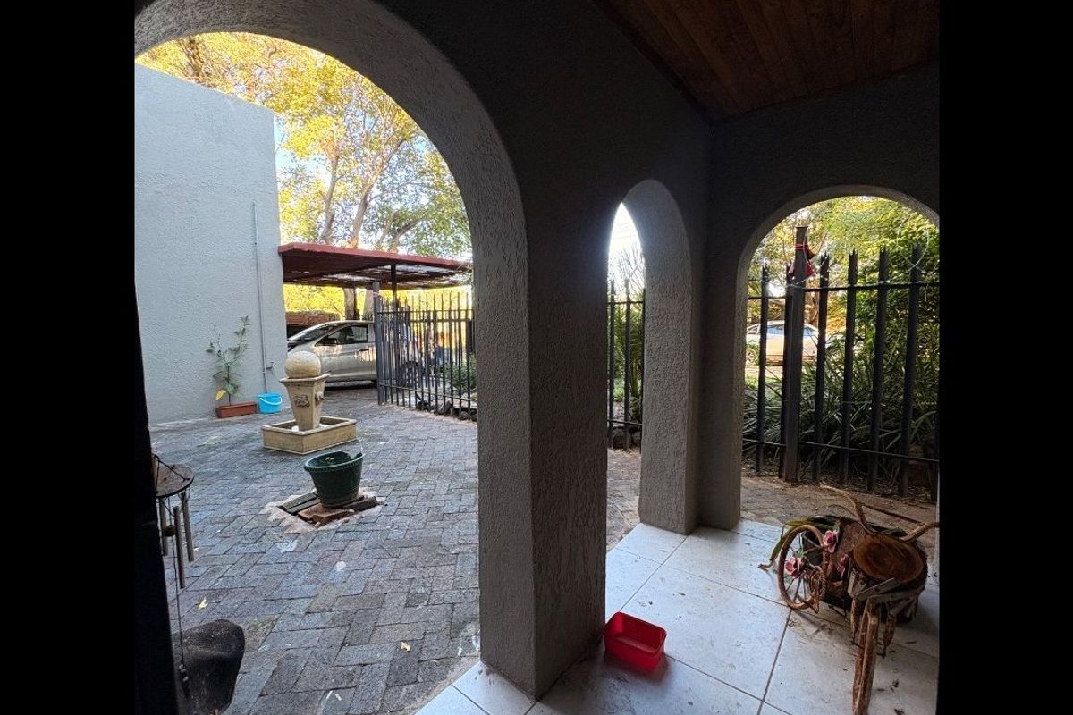 Spacious Double-Storey Home with Pool in Elandia – Room for the Whole Family - Photo 2