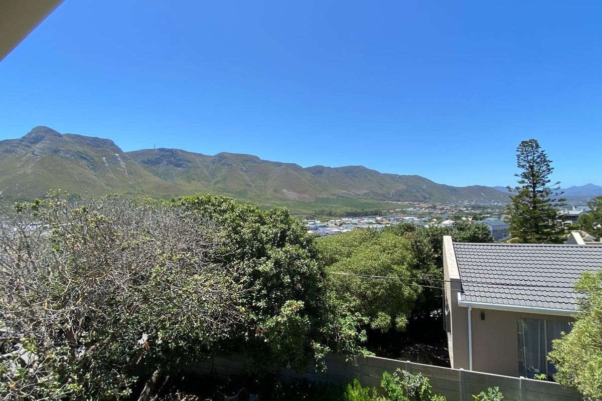 Magnificent House Spectacular Views in The Heart of Hermanus with Income Earning Opportunities  - Photo 4