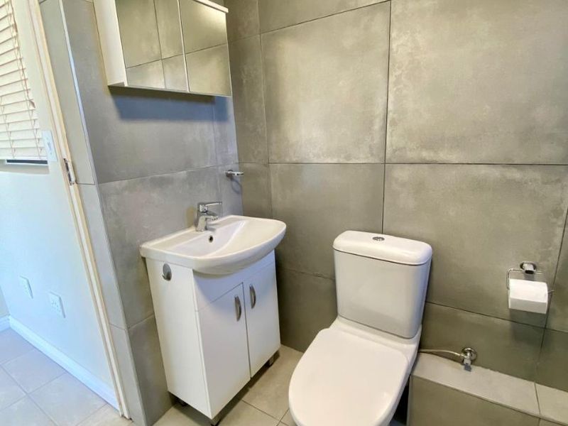 Magnificent House Spectacular Views in The Heart of Hermanus with Income Earning Opportunities  - Photo 10