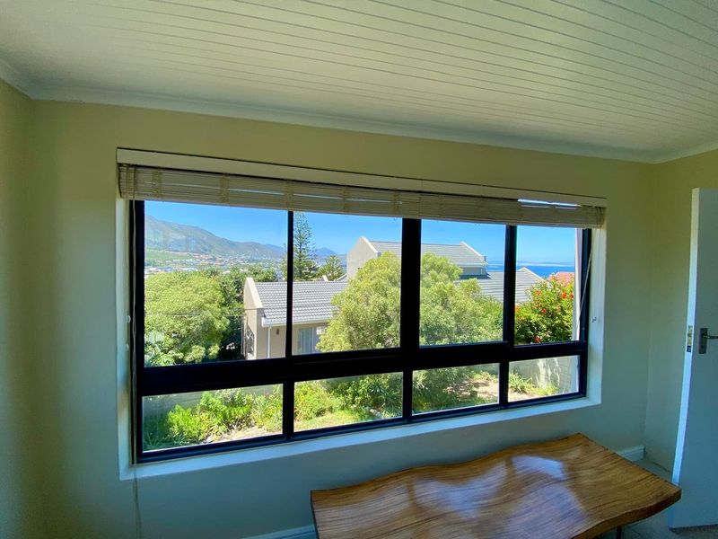 Magnificent House Spectacular Views in The Heart of Hermanus with Income Earning Opportunities  - Photo 6