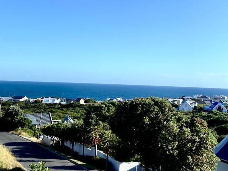 Magnificent House Spectacular Views in The Heart of Hermanus with Income Earning Opportunities  - Photo 2