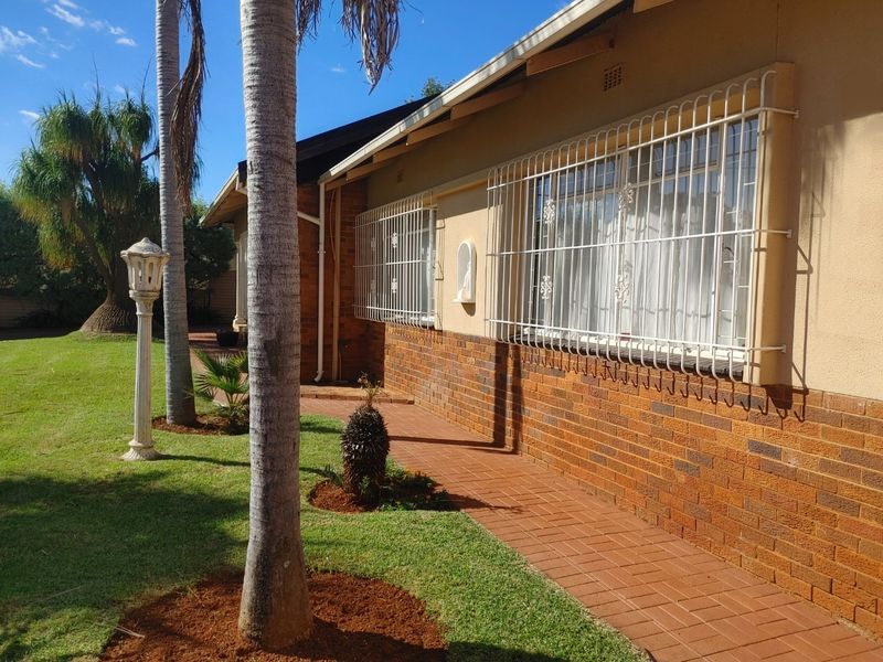 Spacious, Immaculately Maintained Family Home with Flatlet & Business Rights - Photo 3
