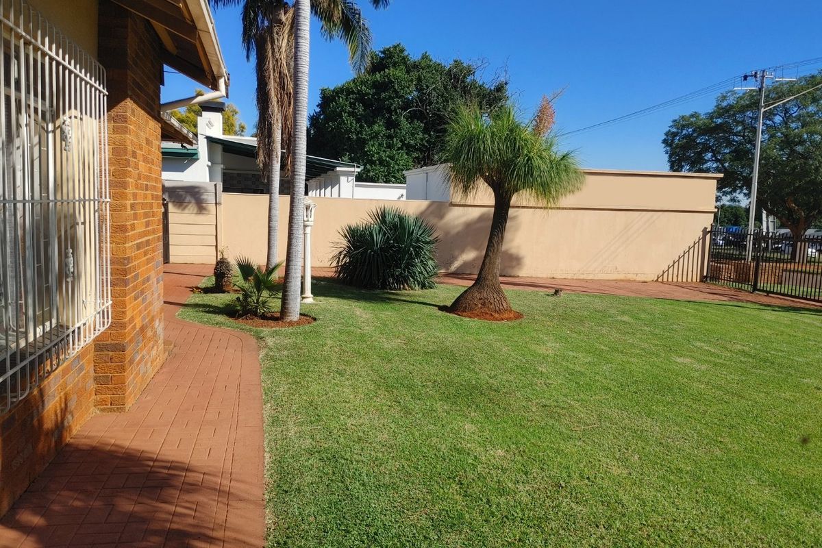 Spacious, Immaculately Maintained Family Home with Flatlet & Business Rights - Photo 2