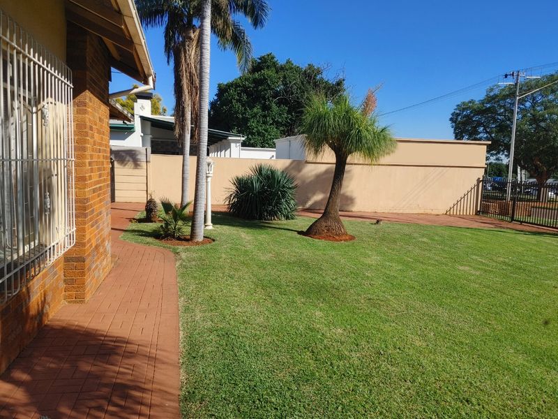Spacious, Immaculately Maintained Family Home with Flatlet & Business Rights - Photo 2