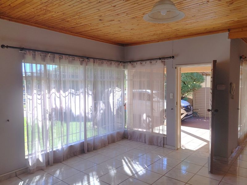 Spacious, Immaculately Maintained Family Home with Flatlet & Business Rights - Photo 10