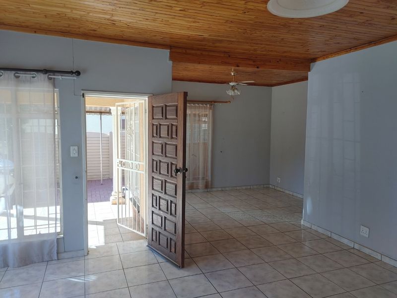 Spacious, Immaculately Maintained Family Home with Flatlet & Business Rights - Photo 9