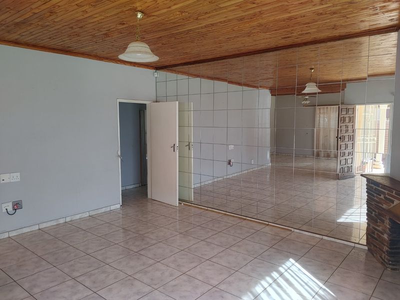Spacious, Immaculately Maintained Family Home with Flatlet & Business Rights - Photo 8