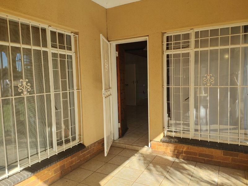 Spacious, Immaculately Maintained Family Home with Flatlet & Business Rights - Photo 7