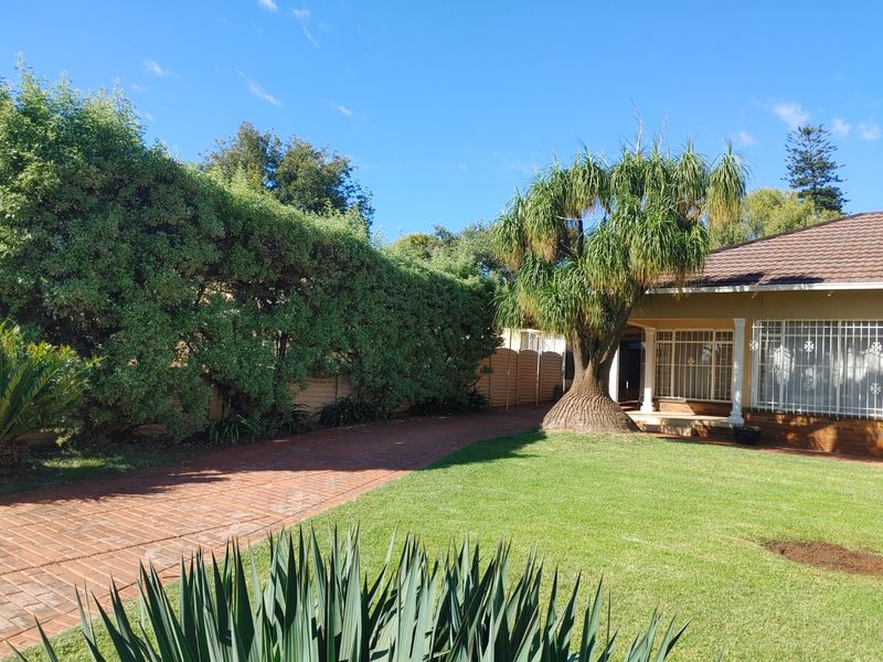 Spacious, Immaculately Maintained Family Home with Flatlet & Business Rights - Photo 6