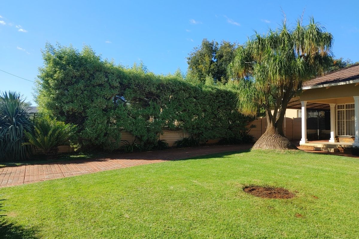 Spacious, Immaculately Maintained Family Home with Flatlet & Business Rights - Photo 5