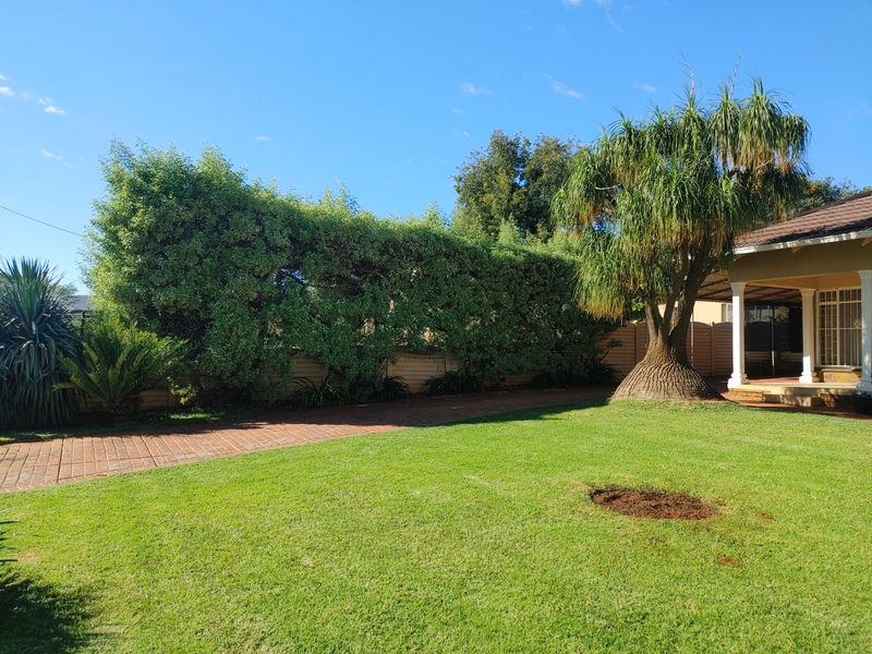 Spacious, Immaculately Maintained Family Home with Flatlet & Business Rights - Photo 5